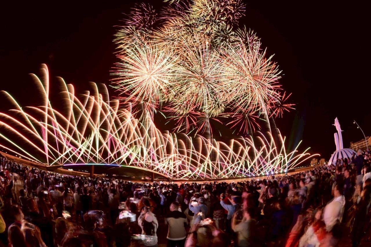 2025澎湖國際海上花火節取消史努比無人機，但加強煙火密集度。圖／取自澎湖國際海上花火節臉書