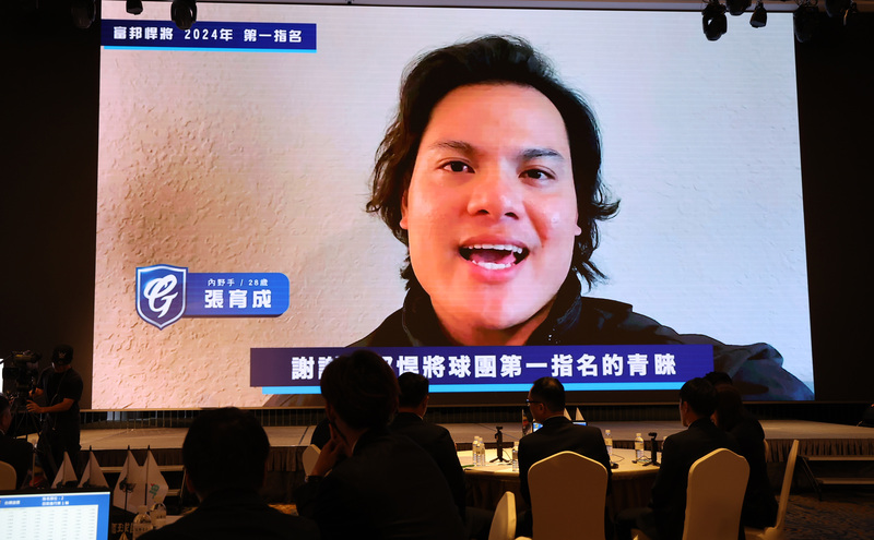 2024中職新人球員選拔會28日在台中登場，旅美強打張育成不出意外成為本屆狀元，未能親自到場的他透過影片感謝富邦悍將第一指名的青睞。圖/中央社