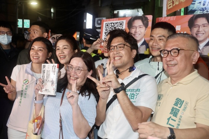 民進黨台北市長參選人沈伯洋近日前往地方掃街拜票，吸引大批民眾前來簽名合照，被外界稱為「洋流」。圖/中央社