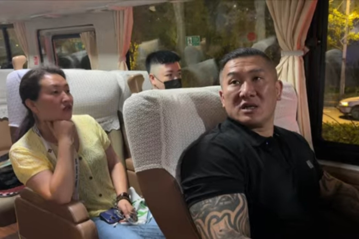 網紅「館長」抵達上海後，搭乘豪華巴士與10人團隊前往下塌飯店，一路上開直播與當地導遊閒聊。圖/取自館長直播