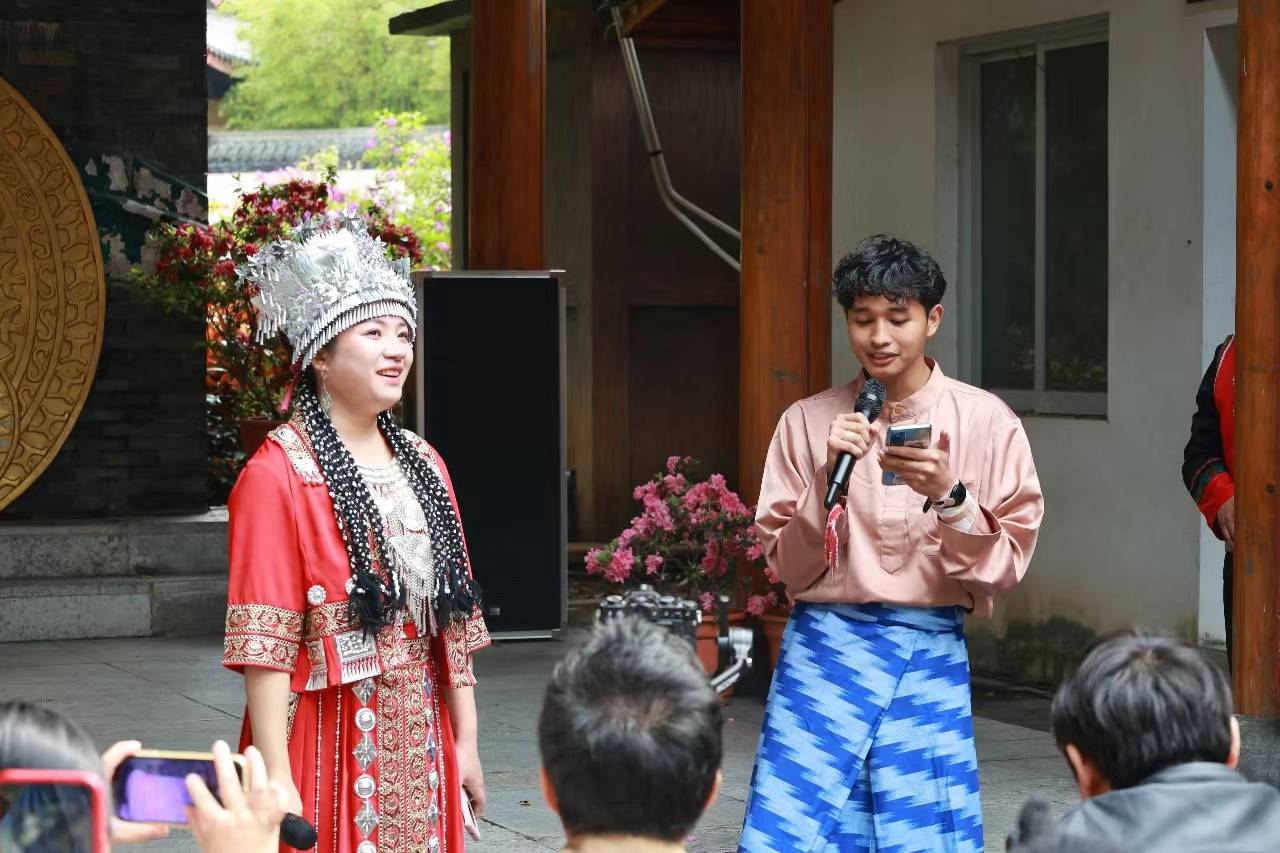 4月8日，山三妹（左）教印尼留學生馬赫唱山歌。圖/林馨攝
