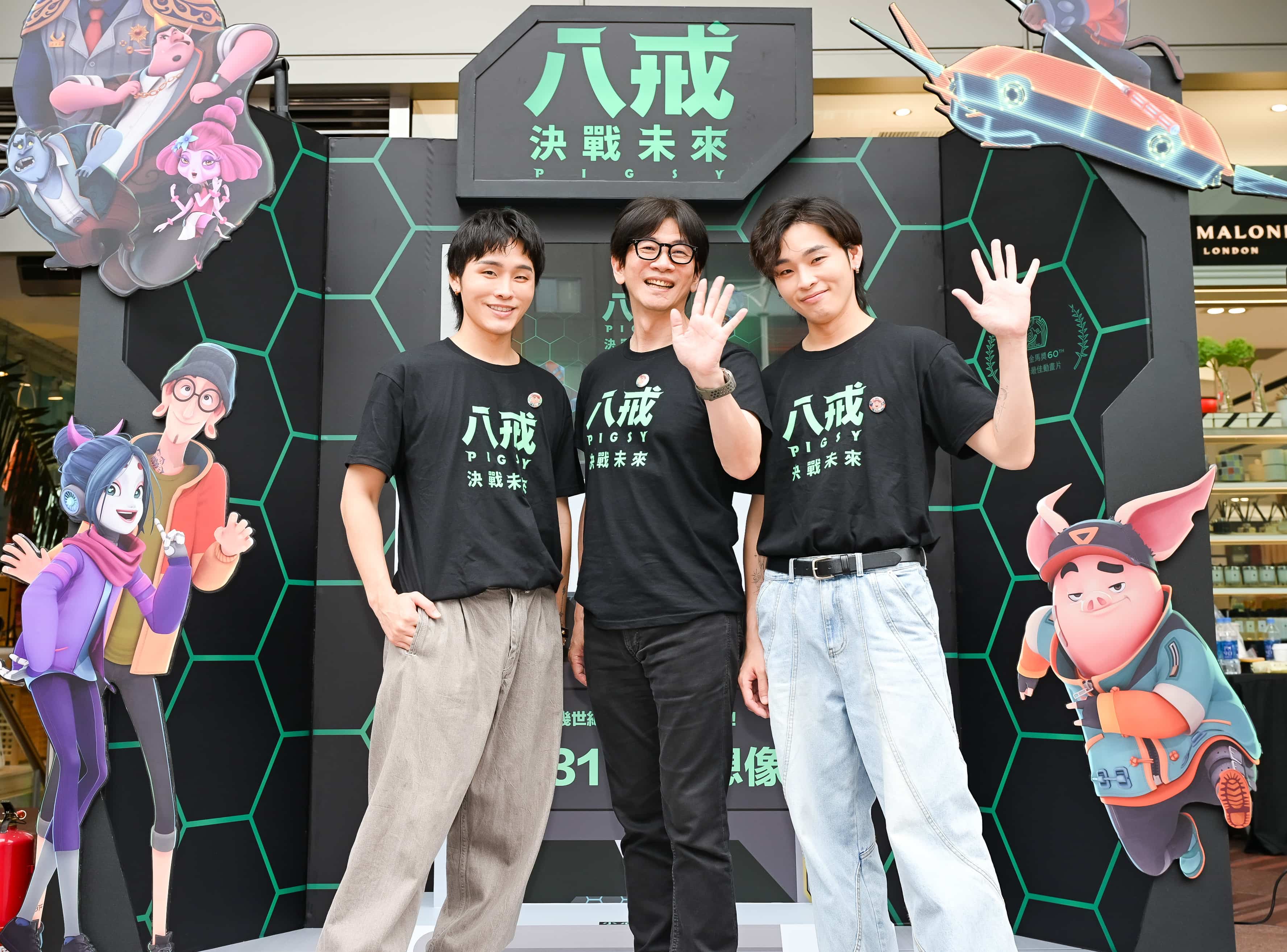 電影「《八戒》決戰未來」，電影公司在忠孝SOGO門口打造出「新世界」接待中心。圖/甲上娛樂提供