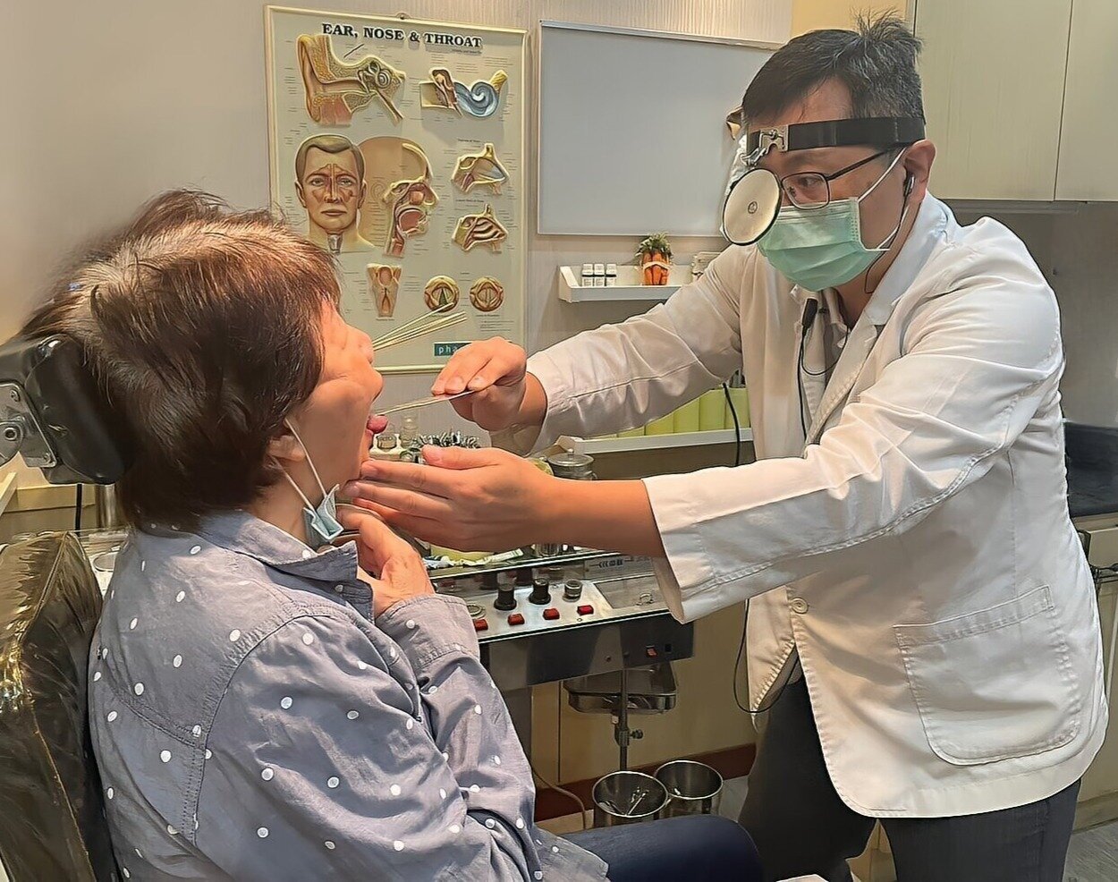 醫師正在診療感染山羊葡萄球菌的患者。圖/高雄元景耳鼻喉科神經科診所提供。