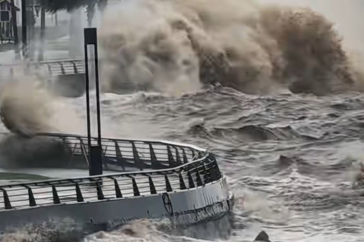 「樺加沙」颱風24日凌晨橫過珠海情人路掀起大浪。圖/取自小帥航拍影片