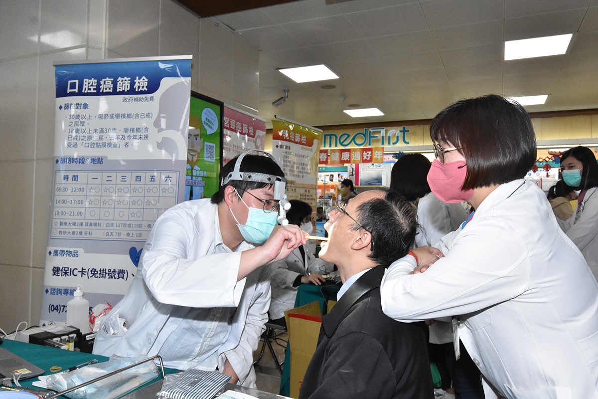 過來人伍釗宏表示預防性篩檢和檢查很重要，呼籲大家要做篩檢檢查。圖為活動現場民眾進行口腔癌篩檢。圖/彰化基督教醫院提供
