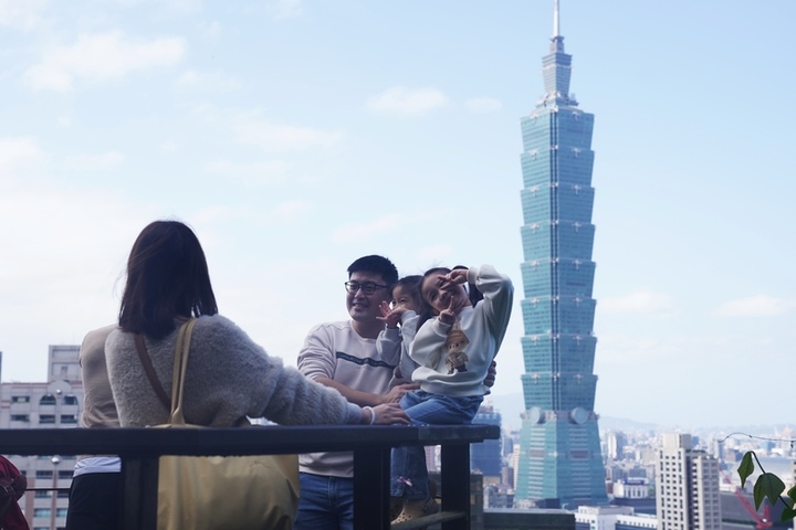 今天白天高溫悶熱，入夜後鋒面報到。圖/取自中央社