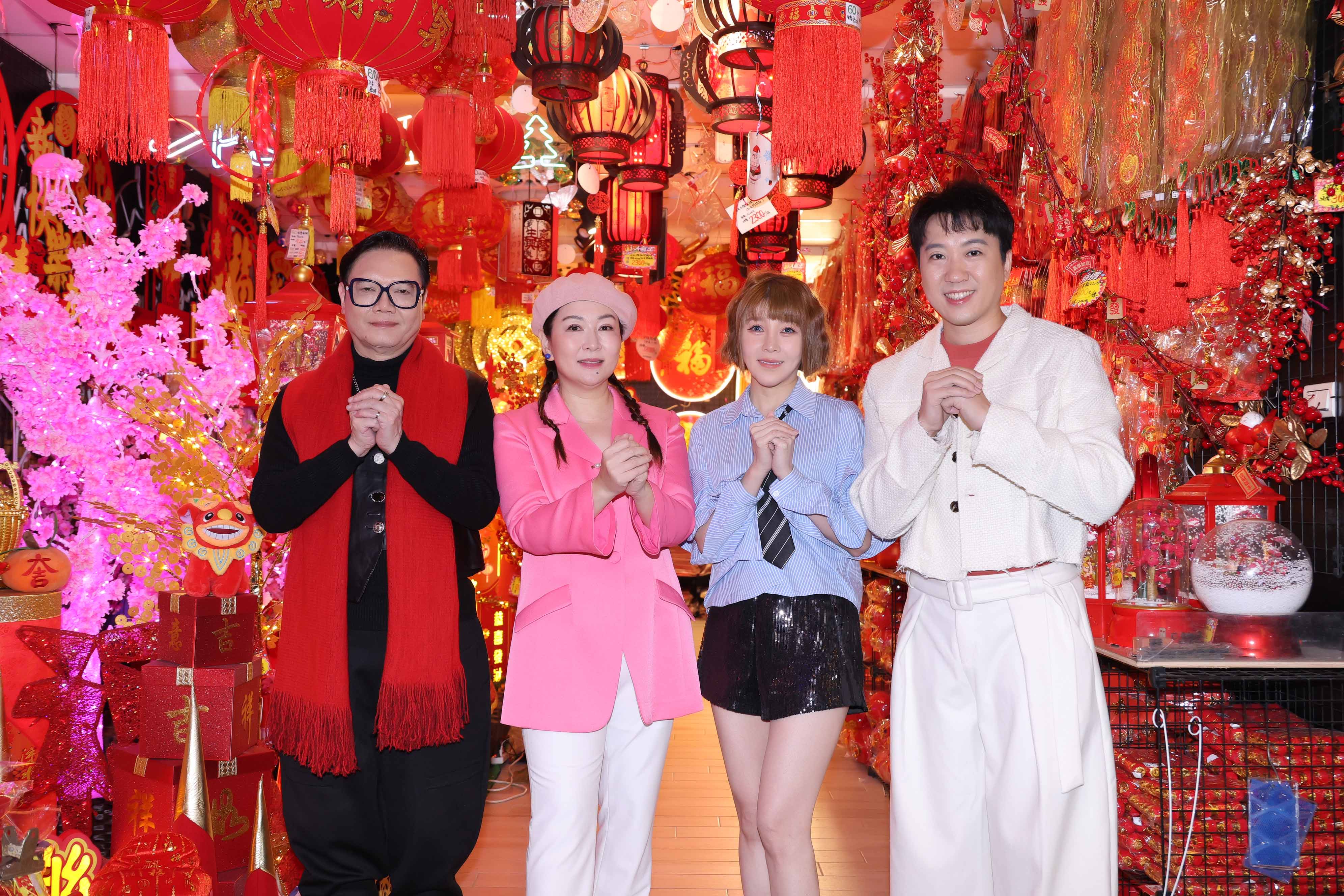張秀卿（左2）攜手七郎（左起）、蕭玉芬、沈建豪逛春聯大街拜早年迎金蛇。圖/豪記唱片提供