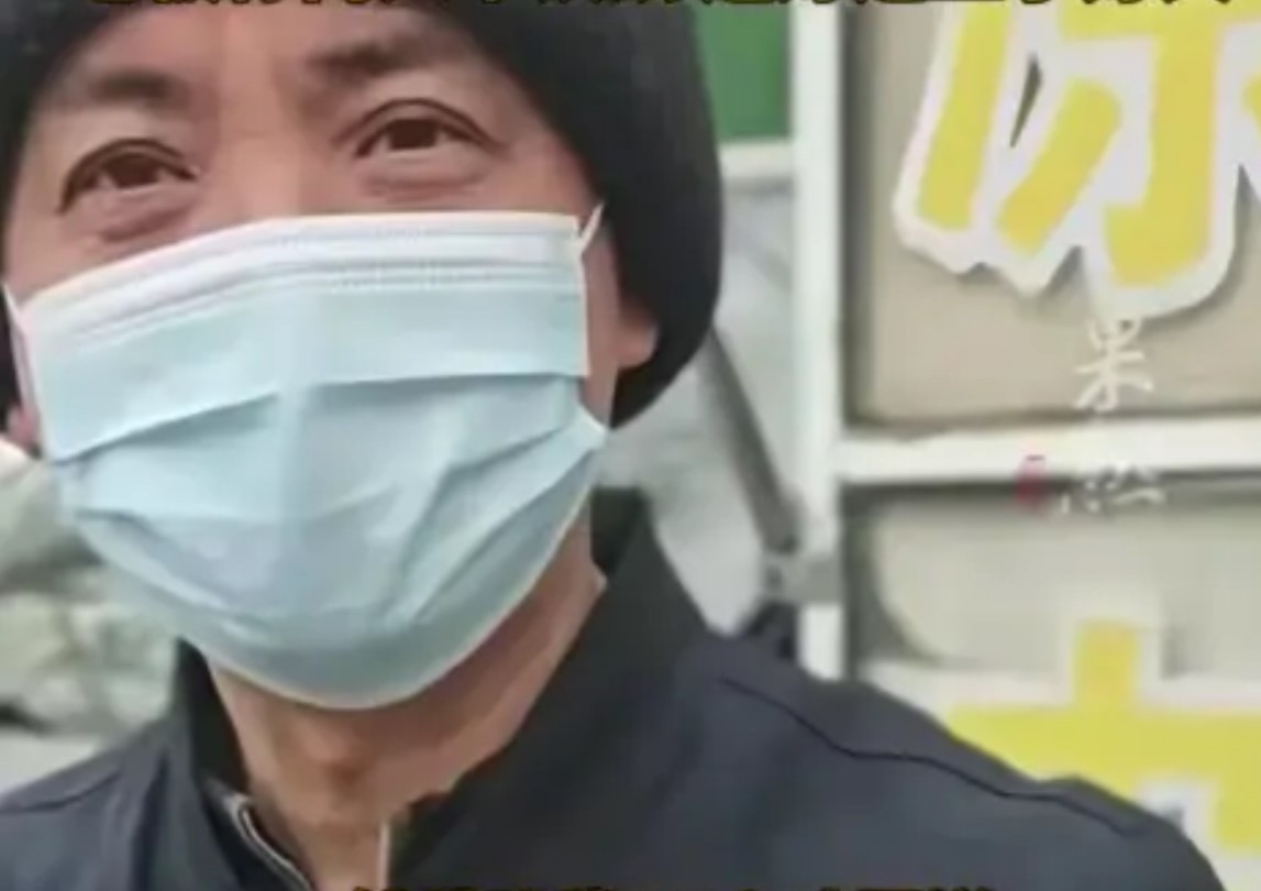 賣早餐的攤主感謝自己遇上了好心人。圖/取自北京時間影片