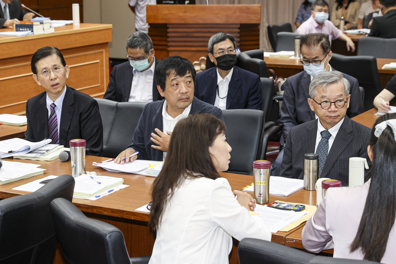 立法院教育及文化、交通委員會11日上午聯席審查「人工智慧基本法草案」等案，數發部長黃彥男（2排左1）、國科會主委吳誠文（2排左3）等人列席會議。圖/中央社