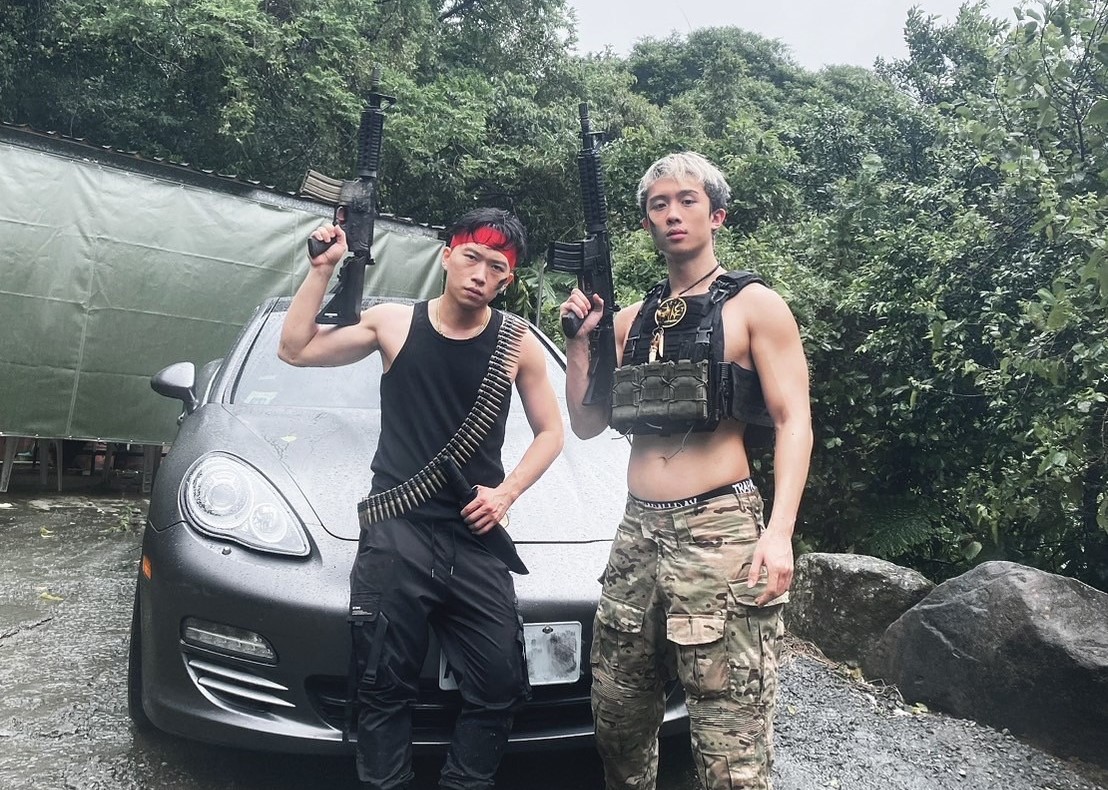 周靄宏（左）邀孫安佐跨刀合體「吃雞」，化身野戰部隊戰士體驗槍林彈雨。圖/周靄宏提供