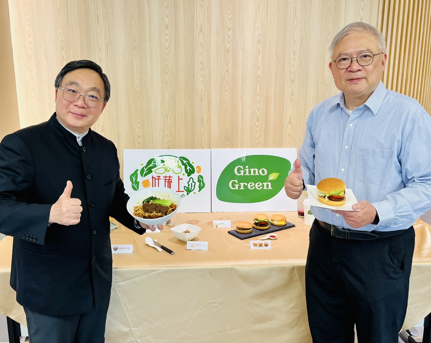 大成集團副總裁韓家寅(左)與新事業開發部副總經理李維溪，共同推廣蔬食新品牌好蔬上與綠季諾。圖／大成集團 提供