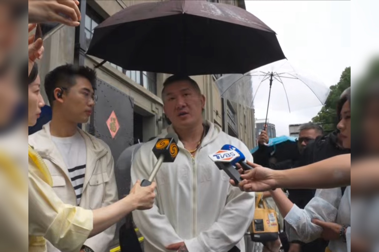 網紅「館長」陳之漢首次去中國大陸，13日上午赴四行倉庫參觀。圖/取自館長YT