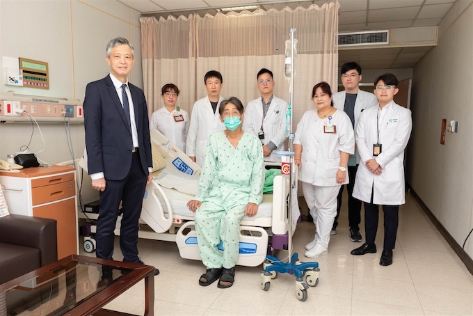 劉先生罹患肝病，高雄長庚醫院施以兩階段活體肝臟移植手術，成功完成移植，父子均已康復出院。長庚醫院院長王植熙（左）祝賀劉先生恢復健康。圖/高雄長庚提供