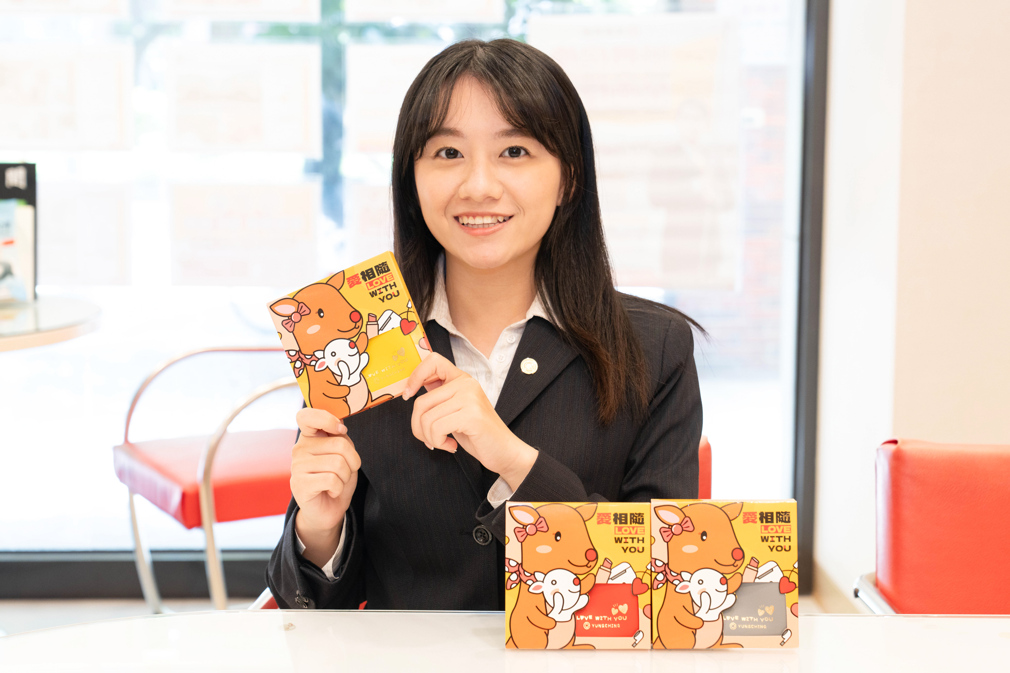 為慶祝母親節，永慶房屋推出預約賞房就贈「永慶彈口隨行袋」。圖／永慶房屋提供