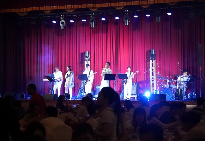 現場不僅有Live樂團熱力開唱，還準備總價值超過10萬元豪華好禮摸彩，讓賓客們邊大啖美食、邊嗨翻中秋夜！圖/圓山大飯店提供
