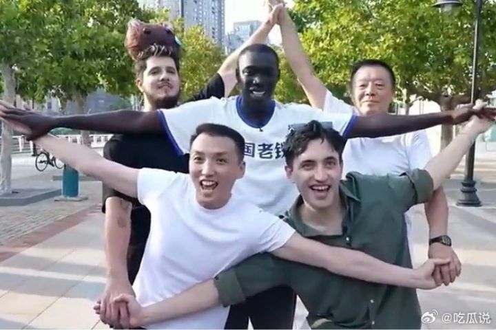 國際超人氣網紅「無語哥」（中）現身天津身穿印有「中國老鐵」的T恤。圖/取自影片