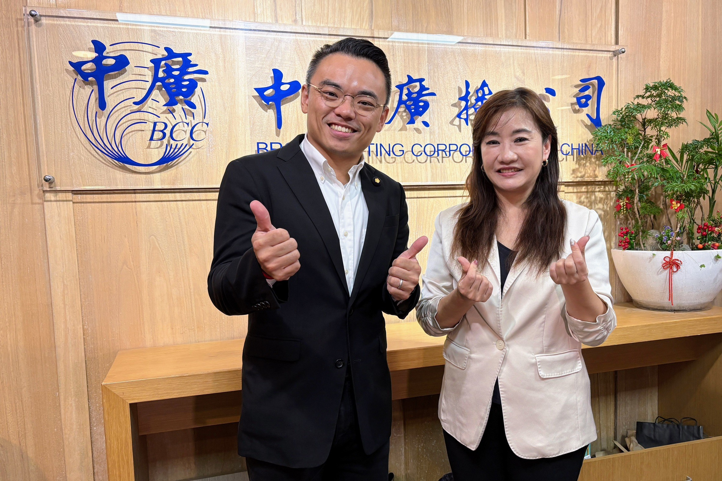 推動鞭刑的國民黨立委洪孟楷(左)3日接受中廣新聞網《千秋萬事》主持人王淺秋(右)專訪，強調台灣主流民意支持亂世用重典，預告會在新的會期提出修法，也呼籲支持者用手中這一票，換掉這個不會給人民權力的政府。圖/《千秋萬事》提供