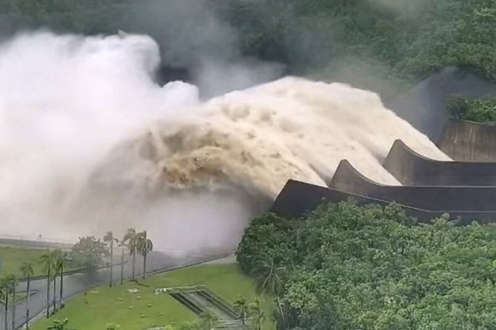 台南連日大豪雨，曾文水庫已連續26天調節性放水。圖/取自中央社
