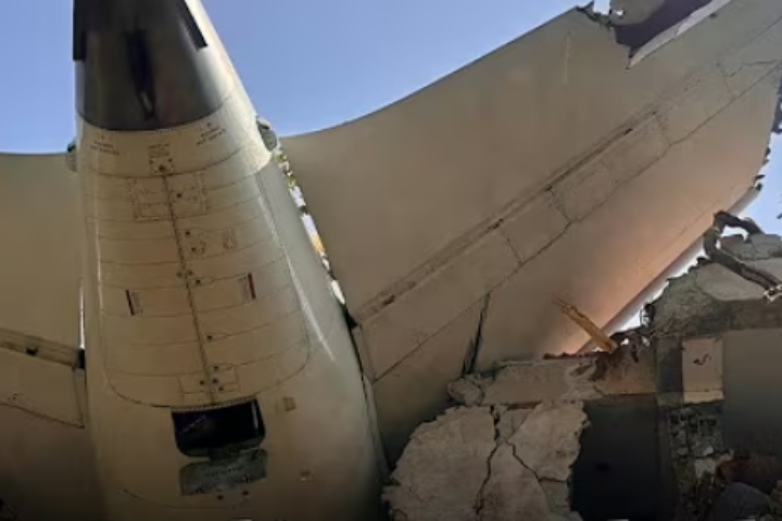 一架印度航空客機12日發生空難，機尾卡在建築頂端。圖/翻攝自BBCYoutube 頻道