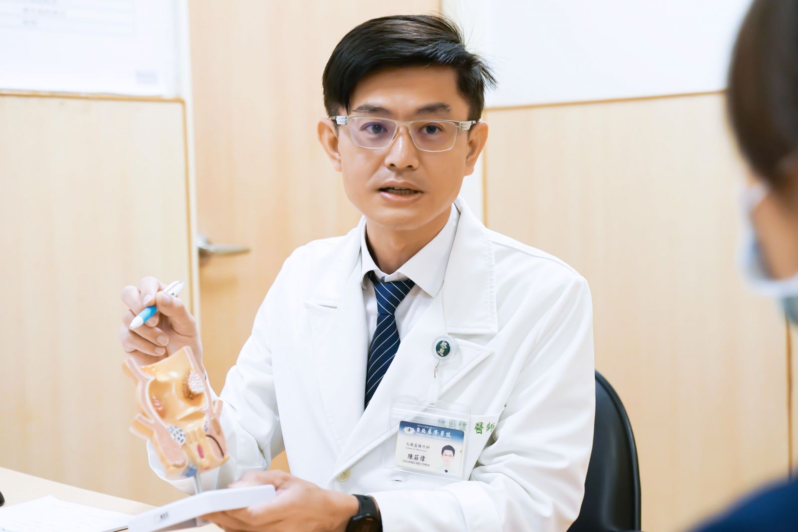大腸直腸外科陳莊偉醫師向病患說明病情。圖/台北慈濟醫院提供