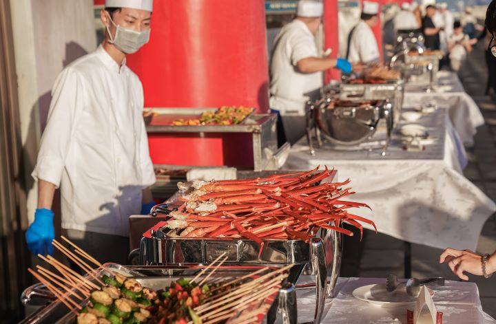 今年圓山中秋星空BBQ再升級！活動當晚主推來自東南亞經典風味的多款燒烤料理，包括馬六甲雞肉沙嗲串、河內燒烤戰斧豬、清邁炭烤松板豬、叄巴辣醬牛小排。圖/圓山大飯店提供