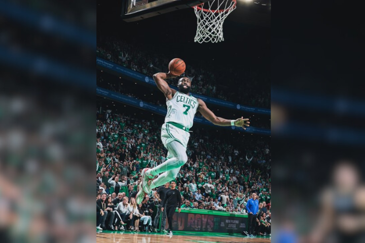 NBA塞爾蒂克6日在布朗（前左）的22分表現帶領下，拿下總冠軍賽首戰勝利。圖/取自@Boston Celtics X