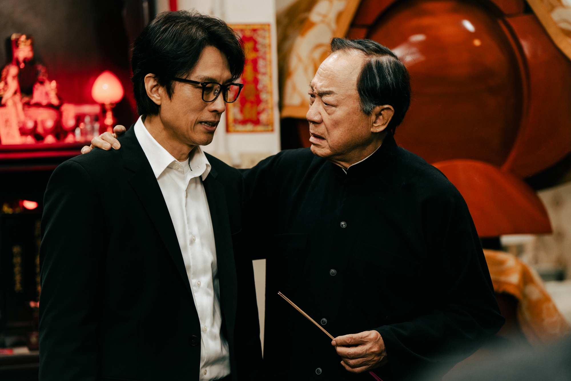 香港二代喜劇泰斗許冠文、黃子華，睽違32年再合作。圖/華映娛樂提供