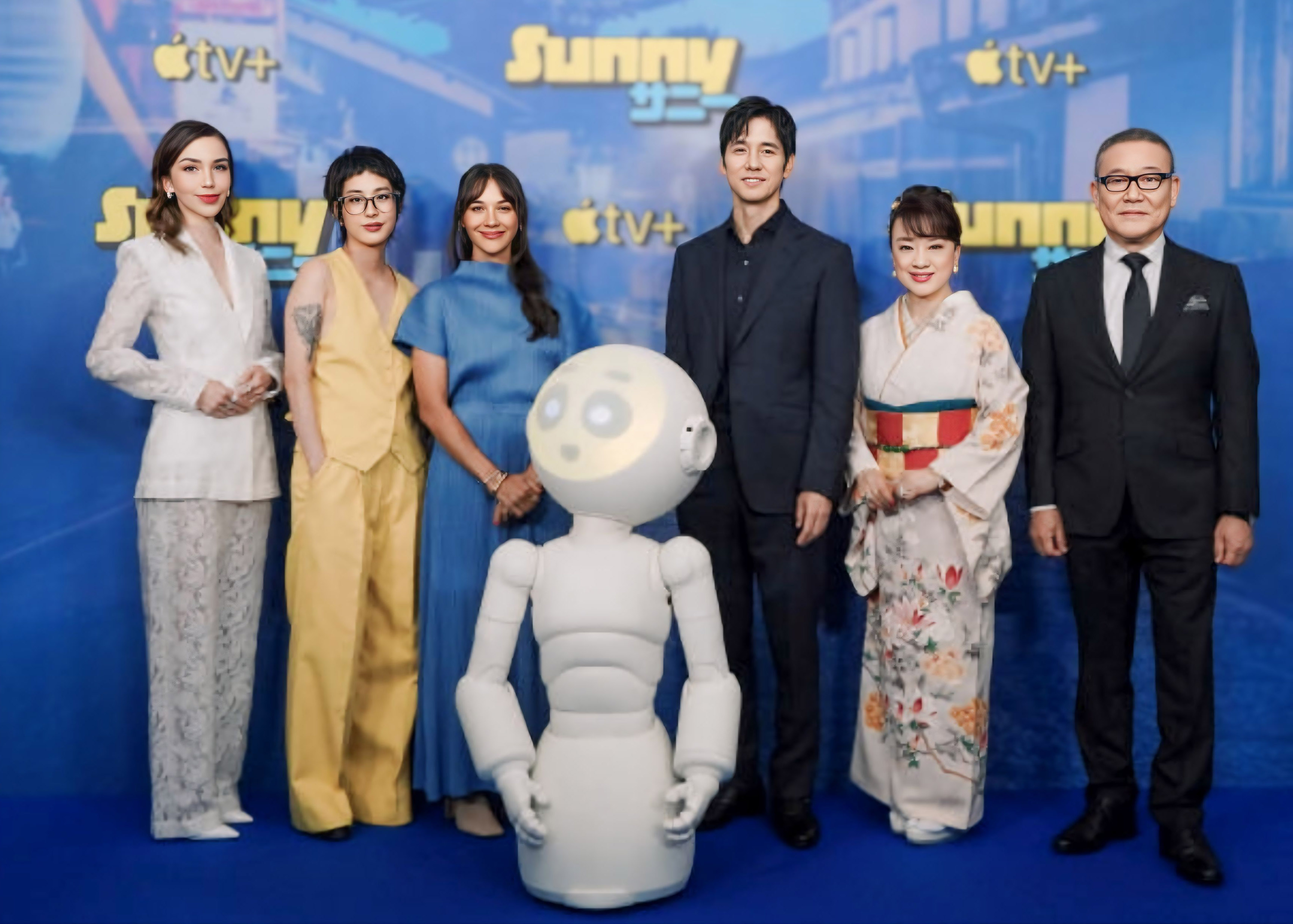 翁倩玉（右2）攜手日本男星西島秀俊（右3）、國村隼（右1）攜手演出Apple TV+黑色科幻喜劇《桑妮：AI管家》。圖/大大娛樂提供