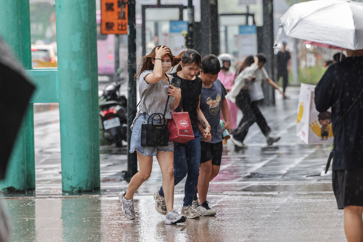 氣象署提醒午後外出最好攜帶雨具。圖/取自中央社