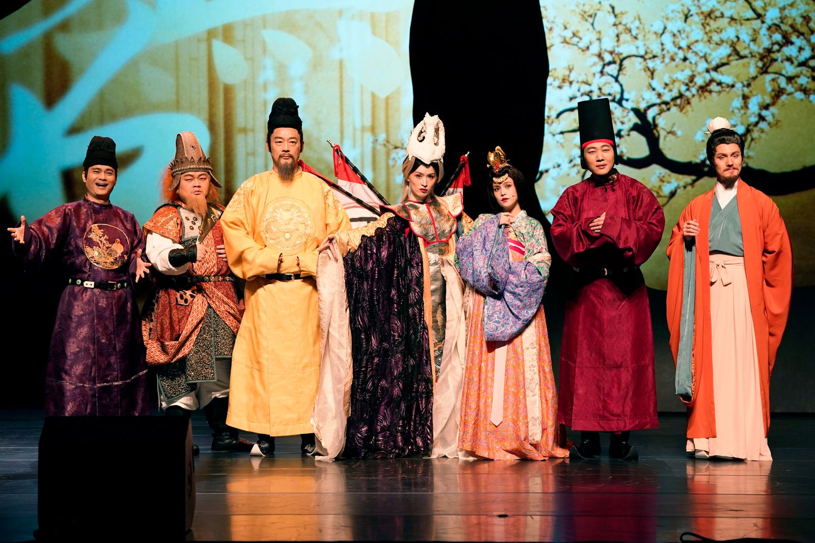 《妃比尋常笑》今（11/20）在北藝中心首演，主演群左起郭耀仁、林玟圻、周明宇、管罄、夏宇童、林斌、周厚安。圖/全民大劇團提供