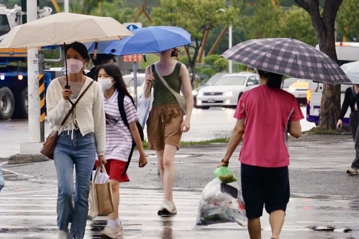 周日東北季風略為增強,多地有雨。圖/取自中央社