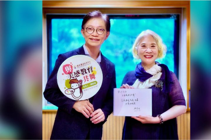 教育電台由陳碧涵博士主持的「與美感教育共舞」節目專訪國泰綜合醫院 麻醉科主治醫師孫維仁（左）。圖/取自陳碧涵臉書