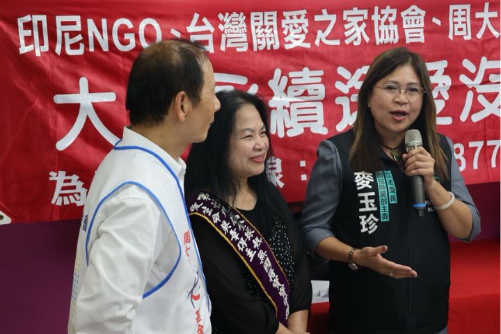 周大觀文教基金會捐贈新台幣5萬元予台灣關愛之家，圖中為關愛之家創辦人楊婕妤，立委麥玉珍（右）與周大觀文教基金會創辦人周進華到場加油。圖/周大觀文教基金會提供