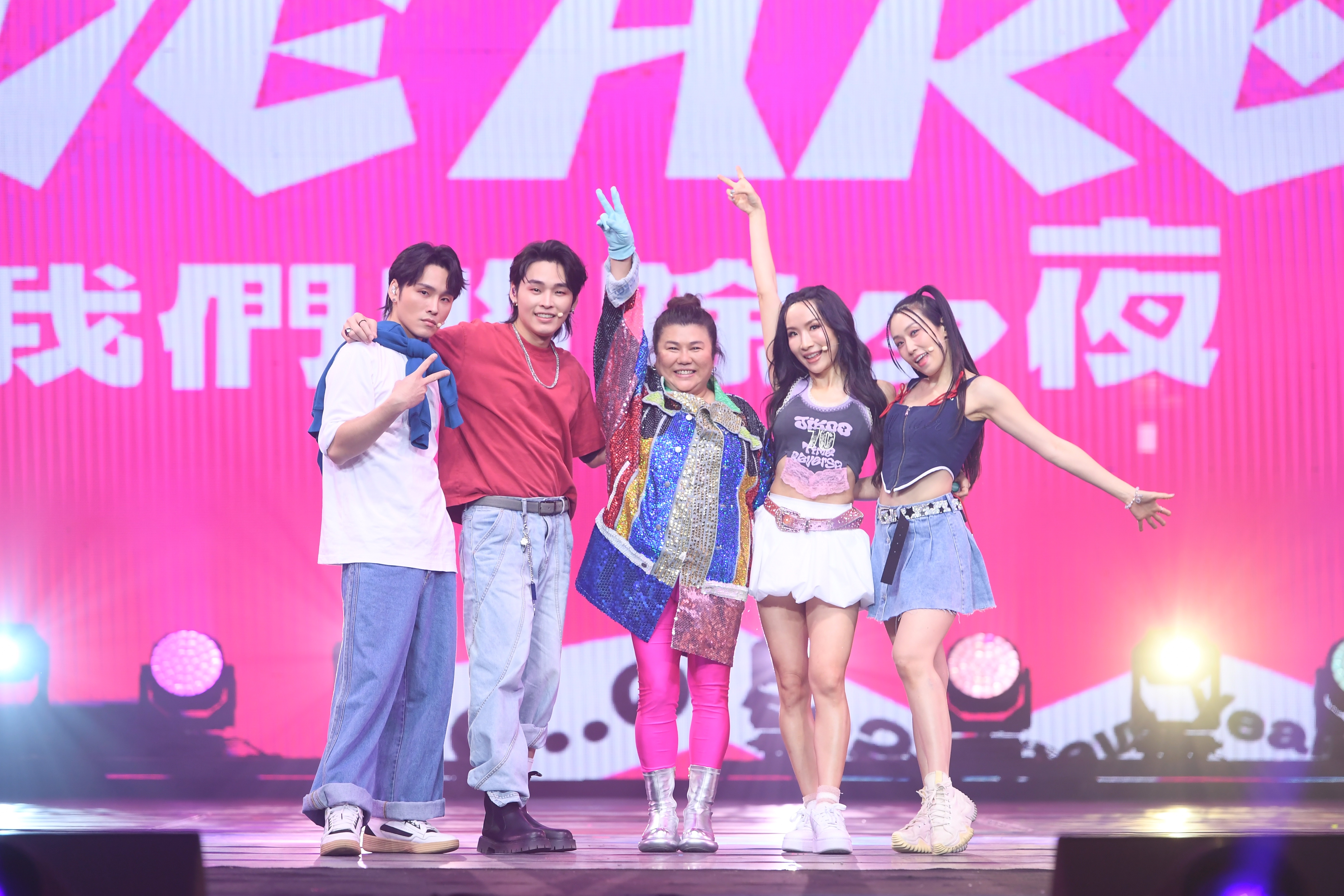除夕節目《2025 WE ARE 我們的除夕夜》獨家節目有成軍滿25周年的泰國女子團體「中國娃娃」與林美秀及展榮展瑞合體演出。圖/三立提供