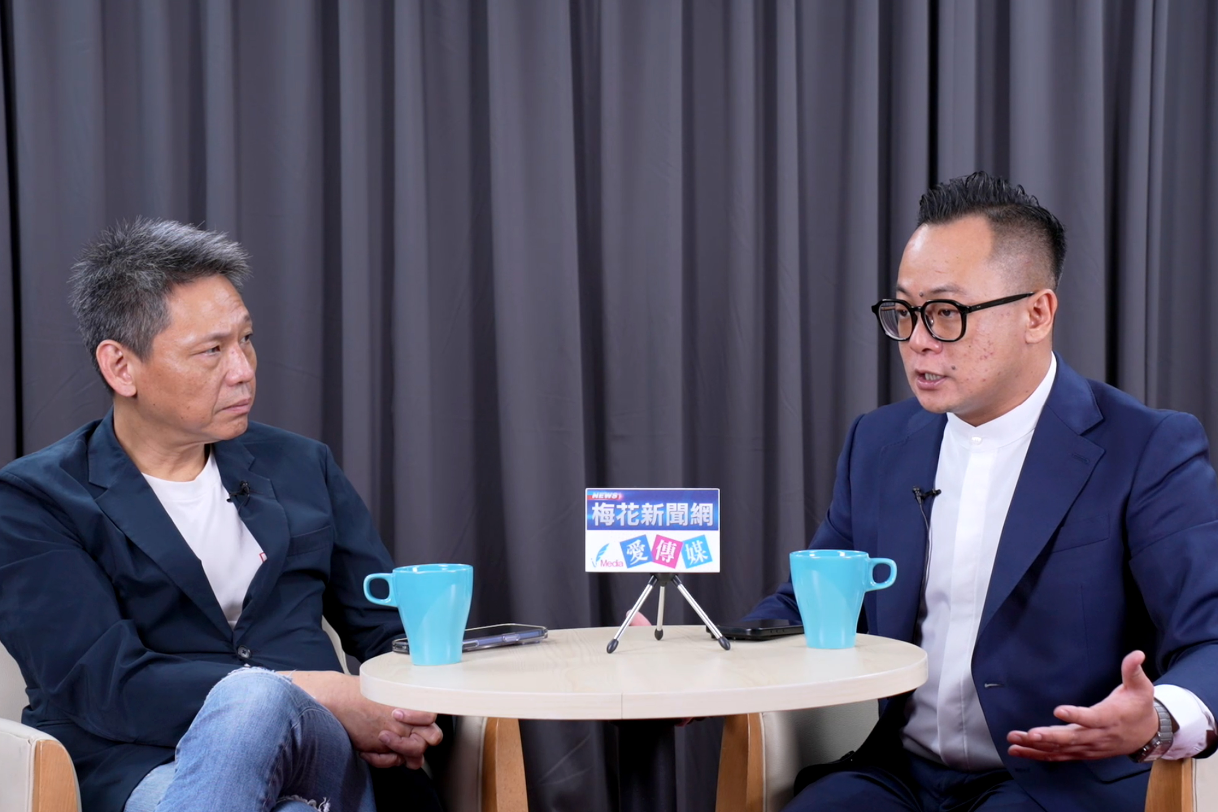 民進黨基隆市長參選人、基隆市議長童子瑋(右)13日接受梅花新聞網《寒梅talk爆》主持人謝寒冰(左)專訪，他指出治本之道還是要從交通下手；唯有交通建設先行，讓「人上得了車」、「上路後不塞車」，才能帶動基隆市後續的文化、觀光以至於經濟發展。圖/記者蔡昕蓉攝