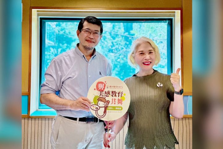 教育電台由陳碧涵博士主持的「與美感教育共舞」節目專訪豆花車導演何明瑞（左）。圖/取自陳碧涵臉書