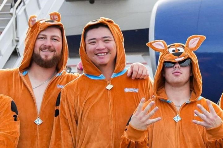 鄧愷威（中）穿上卡通人物「叔比狗」的可愛套裝。圖/取自SFGiants X