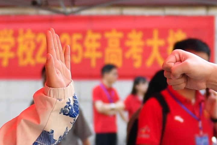 大陸高考語文科考試今天（７日）上午結束，網上也出現眾AI模型作答的文章。圖/取自新華社