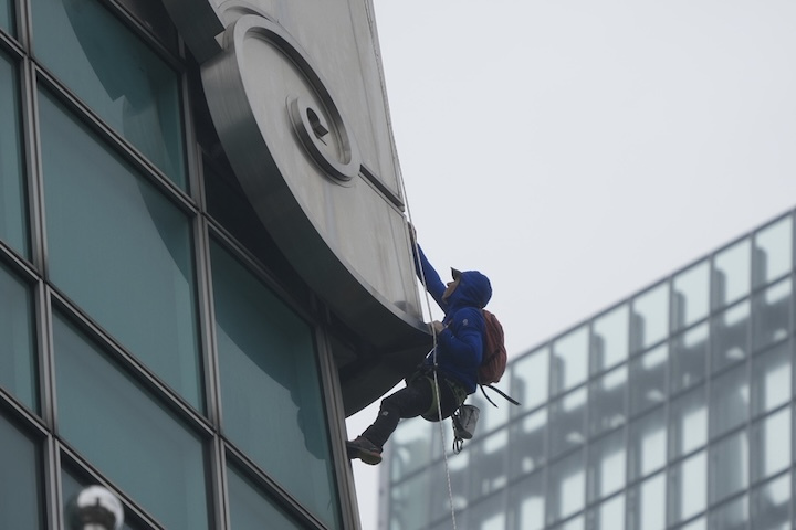 美國自由攀岩好手霍諾德將於24日徒手攀登台北101，並以現場直播方式呈現。圖為霍諾德21日在雨天試爬101。圖/中央社