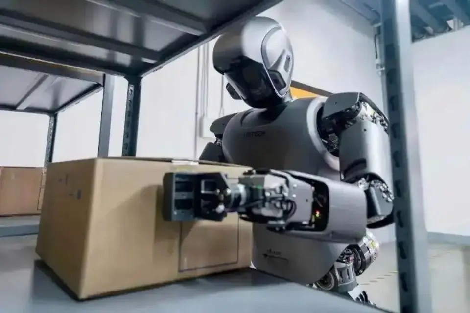 人形機器人進廠進行工作。圖/取自光明網