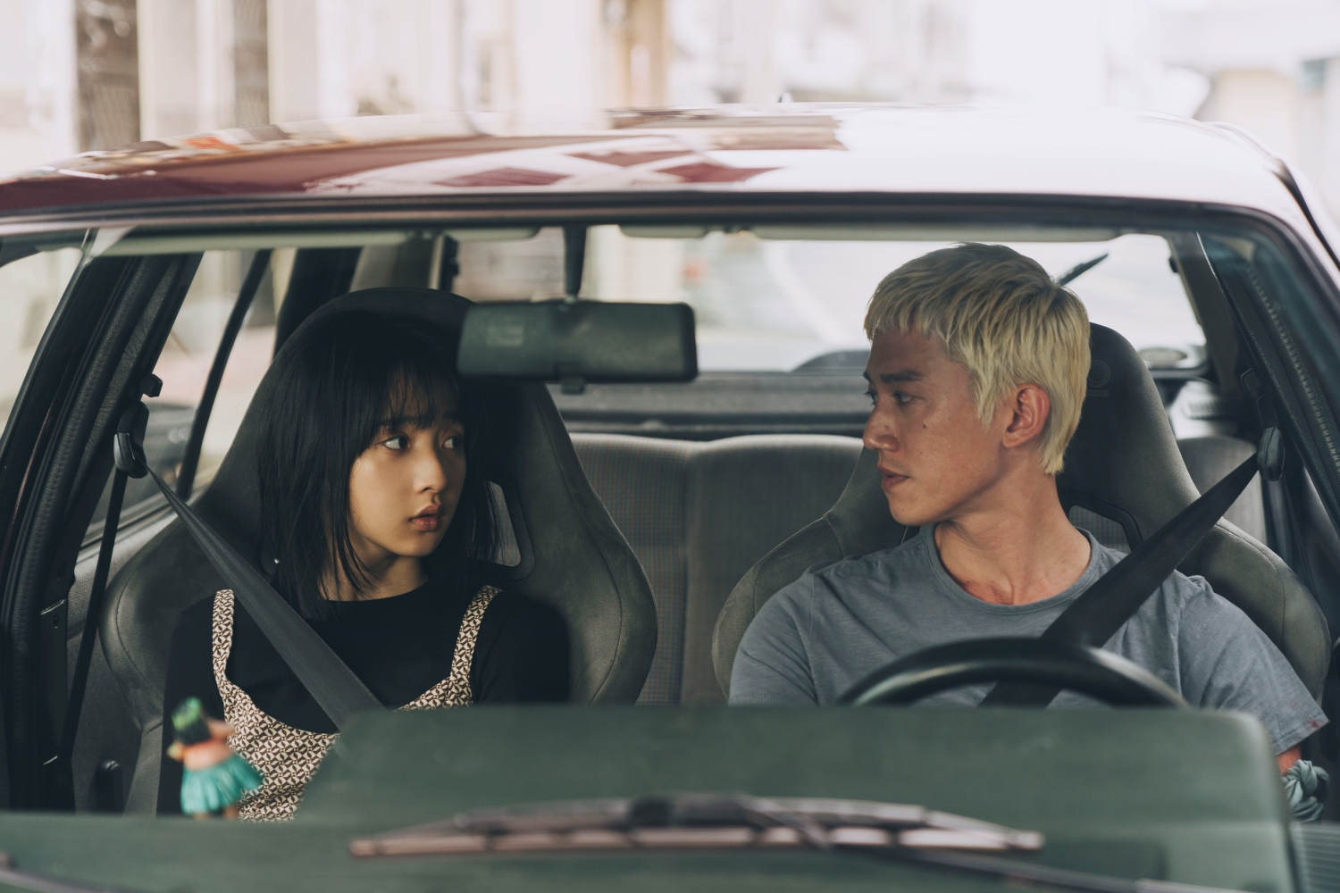 李沐和吳慷仁首度合作，在《塑膠花》演出一對亡命鴛鴦。圖/抓馬文化提供