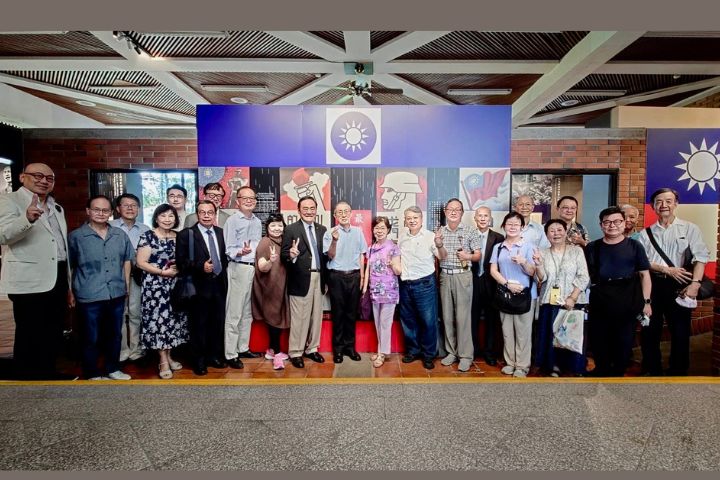 全體出席外交人員一起見證對日抗戰歷史文物。圖/松濤社提供