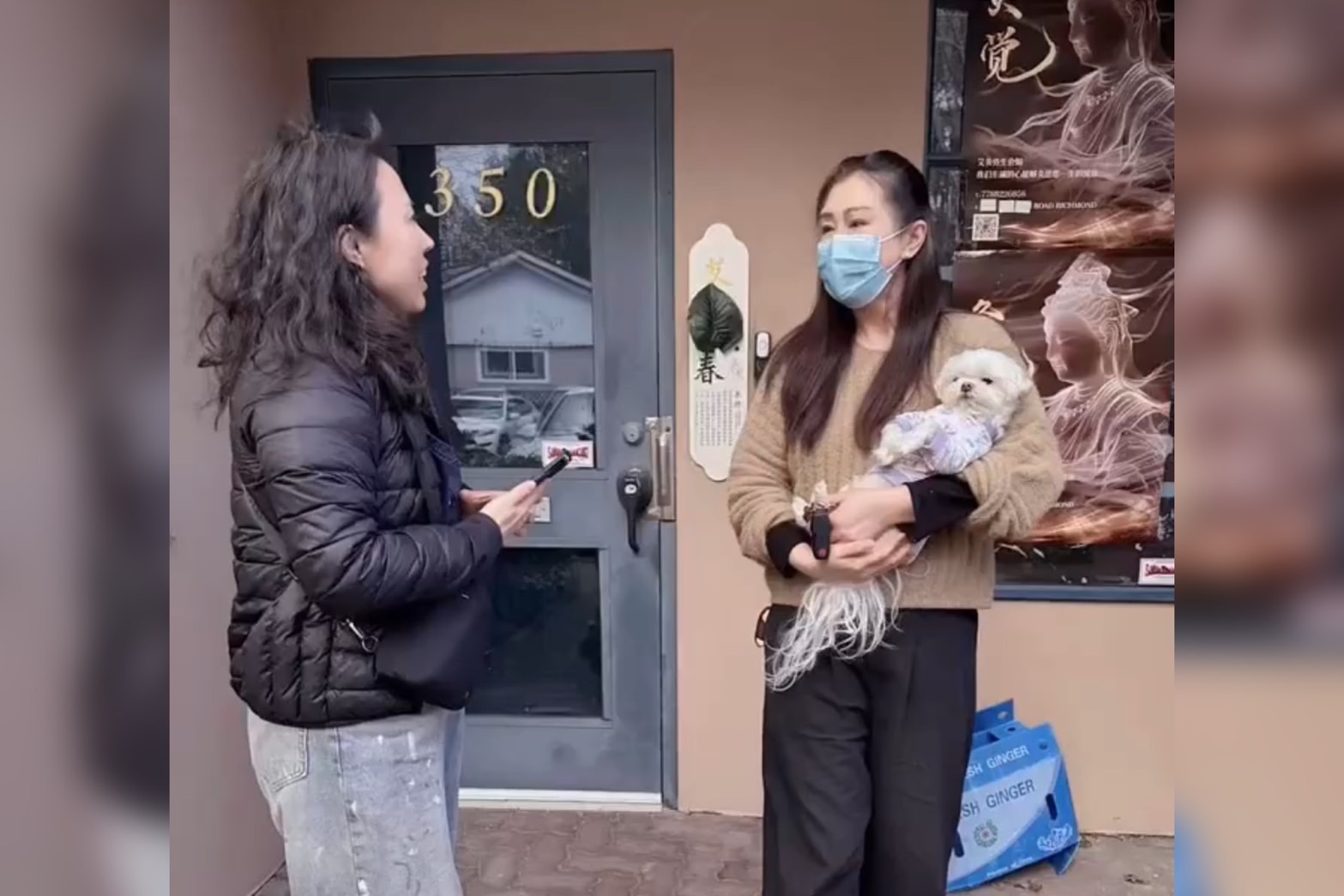 被稱為「亞洲第一美女」的王祖賢抱著愛犬與粉絲互動。圖/取自網路