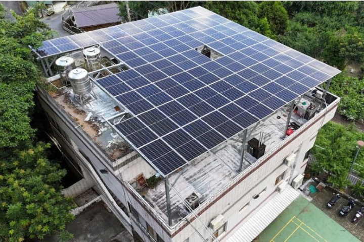 示意圖。內政部日前公告「建築物設置太陽光電發電設備標準」，規範未來新建或增建建築物，面積若達1000平方公尺（約300坪）以上，應設太陽光電，引發網友不滿，「真擾民政策」。圖/中央社