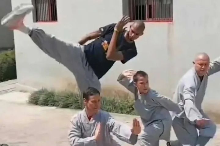 溫班亞馬（後）獲頒「少林一段」段位，成為史上首位取得少林武術段品認證的NBA球員。圖/取自微博影片
