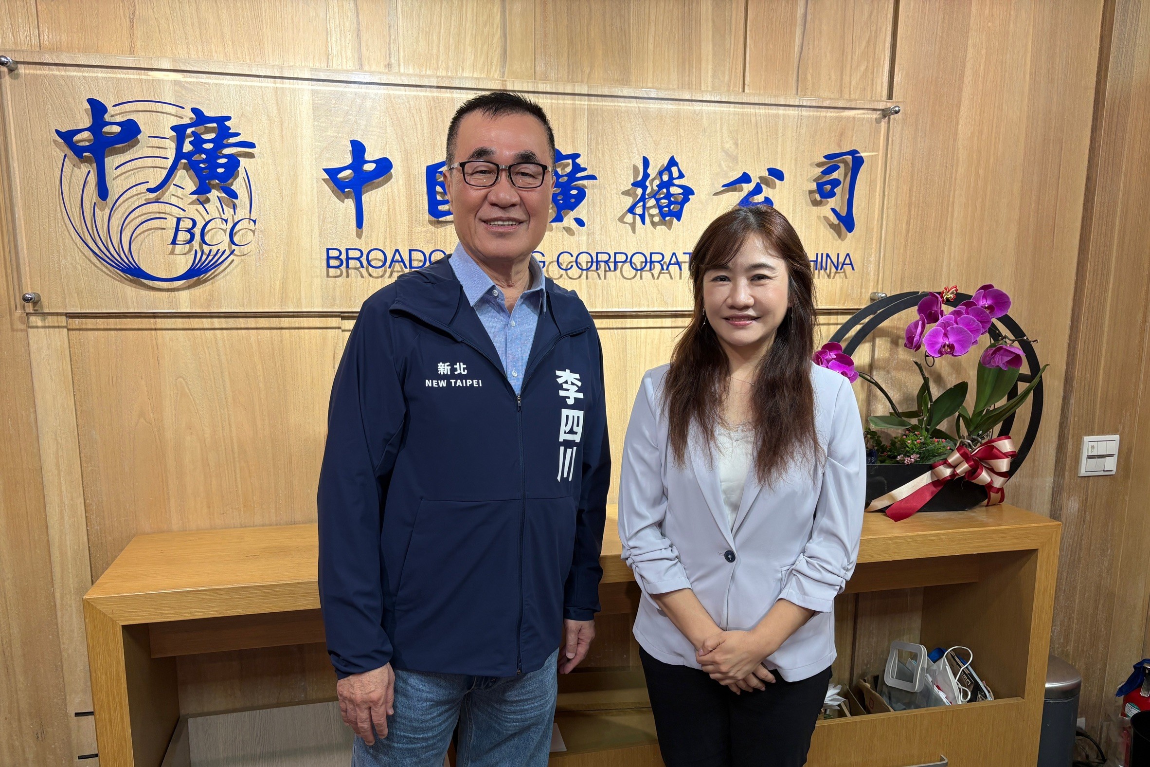 國民黨參選人李四川(左)14日接受中廣新聞網《千秋萬事》主持人王淺秋(右)專訪。圖/《千秋萬事》提供