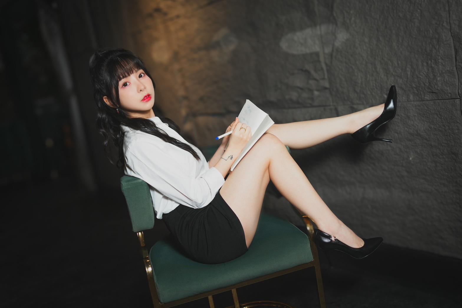 Tiny在教師節前夕，化身性感女教師。圖/Nightco提供
