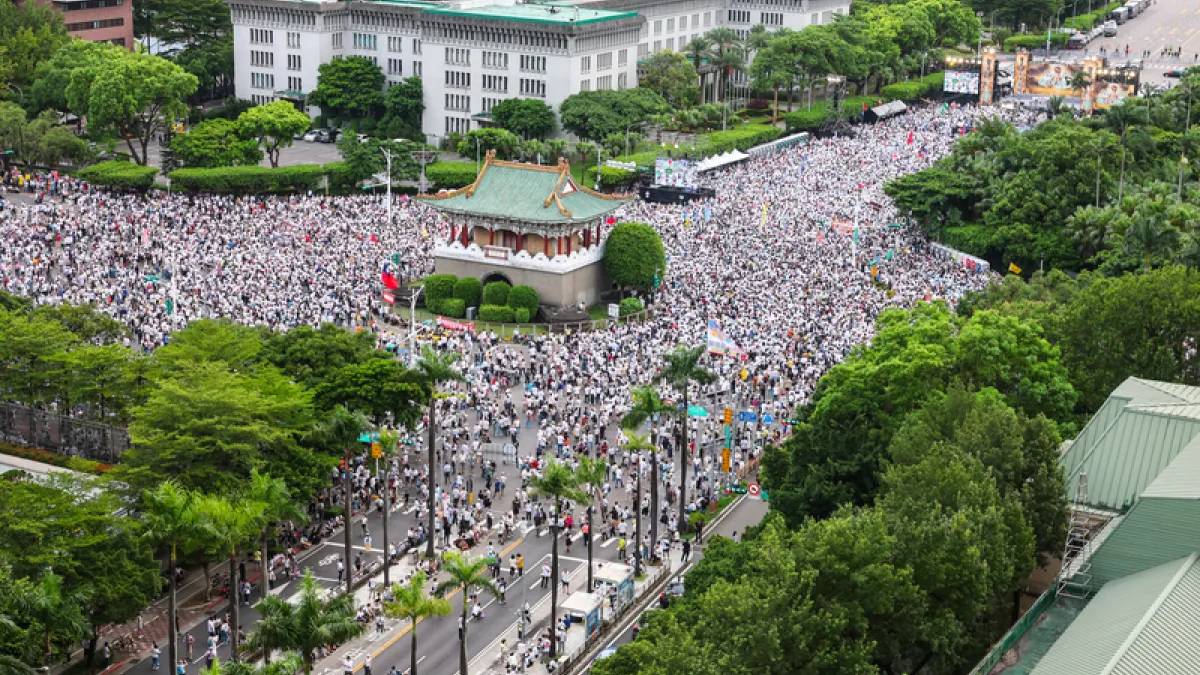 國民黨7月25日在凱達格蘭大道舉辦「我是人,我反毒台」集會,吸引大批民眾走上街頭,表達對政府處理食安事件的不滿。(圖/中央社記者謝佳璋攝)