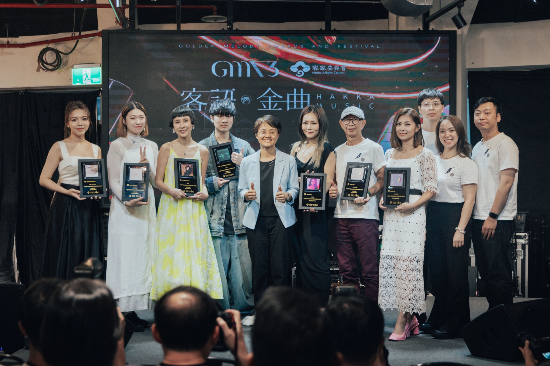金曲35客語獎項入圍者左起柔米、邱淑蟬、葉穎、彭柏邑、頒獎人客委會主委古秀妃、林沛蕎、顏志文、林鈺婷等。圖/新視紀整合行銷提供