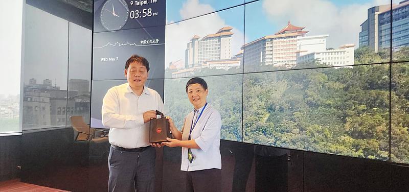 文化大學校長王子奇（左）與台灣長期照護專業協會理事長張志明（右）共推「長期照顧專業人員人才共育」計畫。圖／文化大學提供